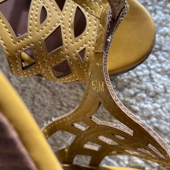 Lace woven fun statement wedges size 5.5 - Picture 7 of 8